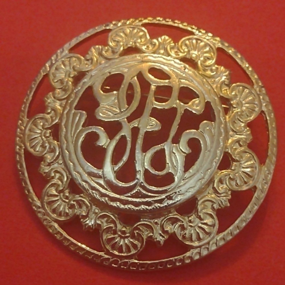 Vintage Women's circle decorative brooch pin